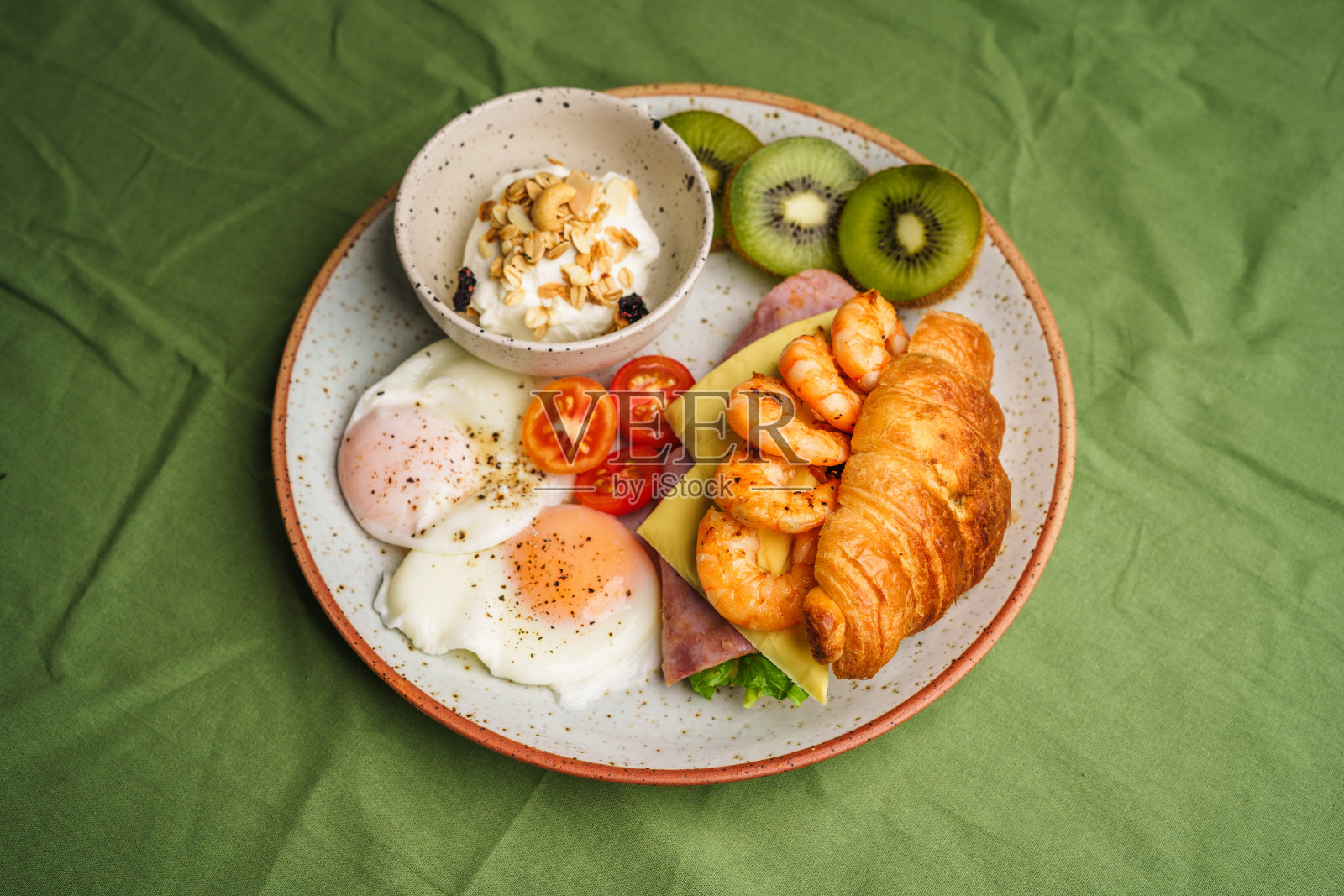 早餐三明治，羊角面包，火腿，奶酪，虾，煎蛋和酸奶。照片摄影图片