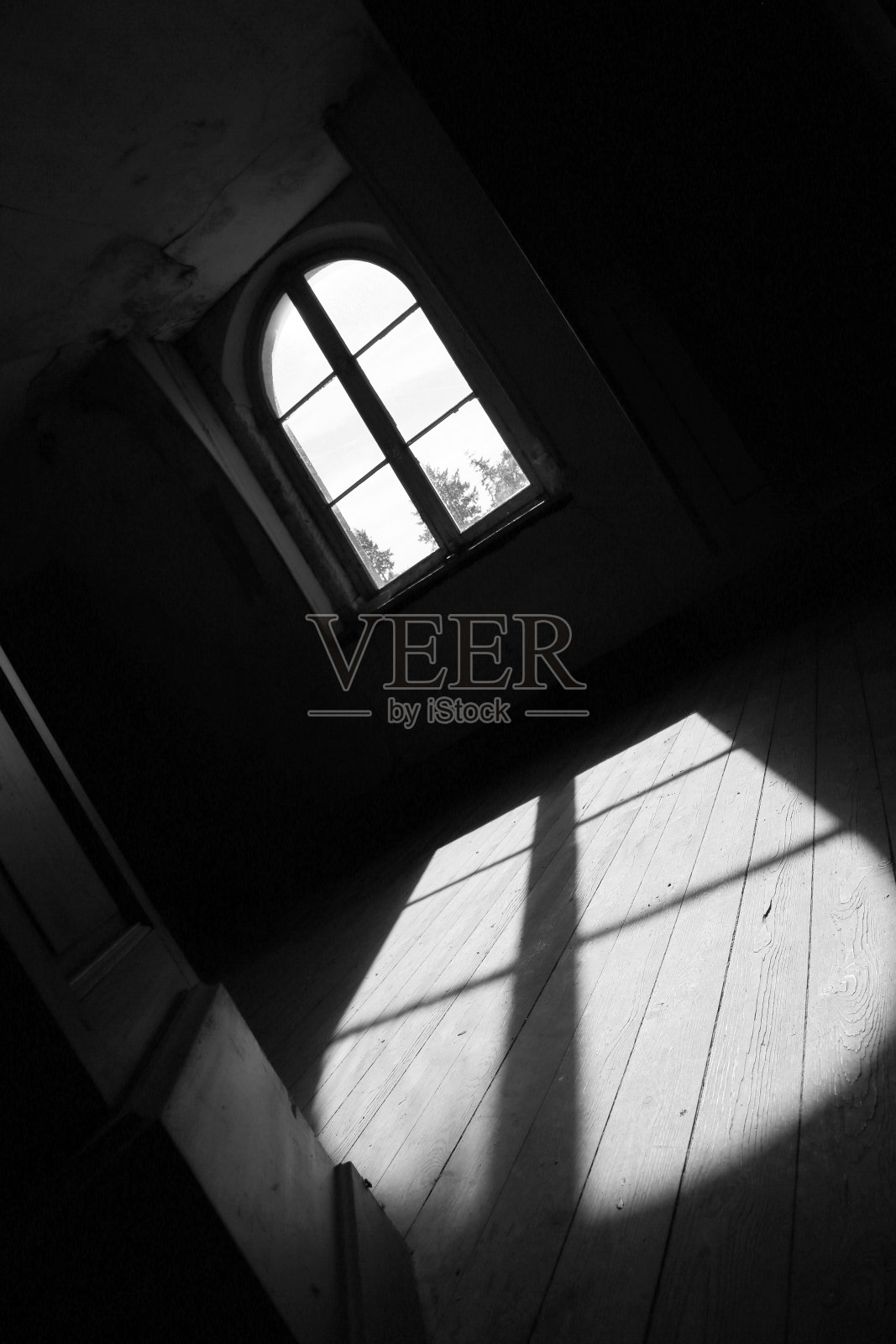 没有人的老房子里漂亮的木框窗照片摄影图片