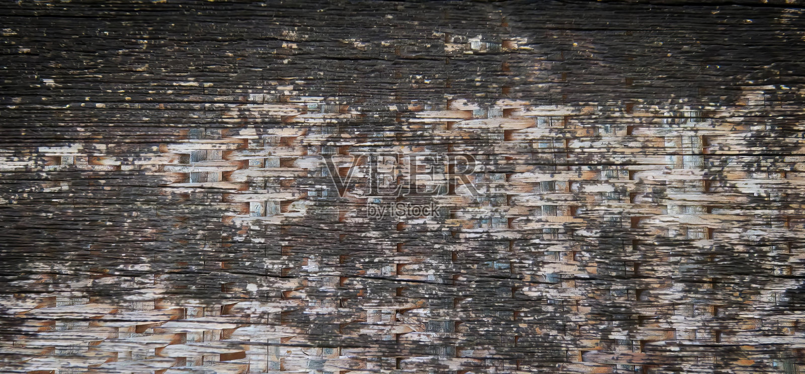 一张木头表面的照片，上面的油漆很旧，用白色和棕色的油漆钉在木头表面上。照片摄影图片