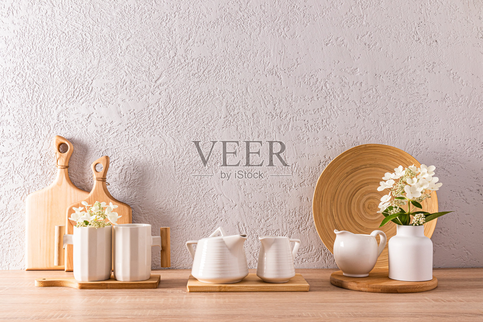 美丽的现代厨房台面背景浅色。天然材料。Eco的风格。舒适干净的房子。照片摄影图片