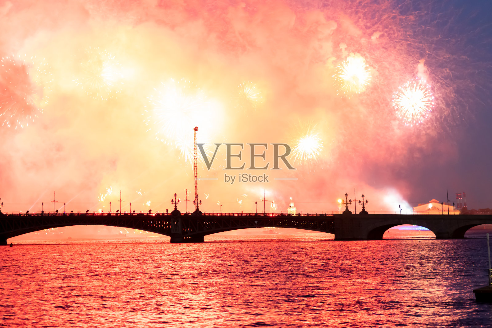 红色烟花表演照片摄影图片