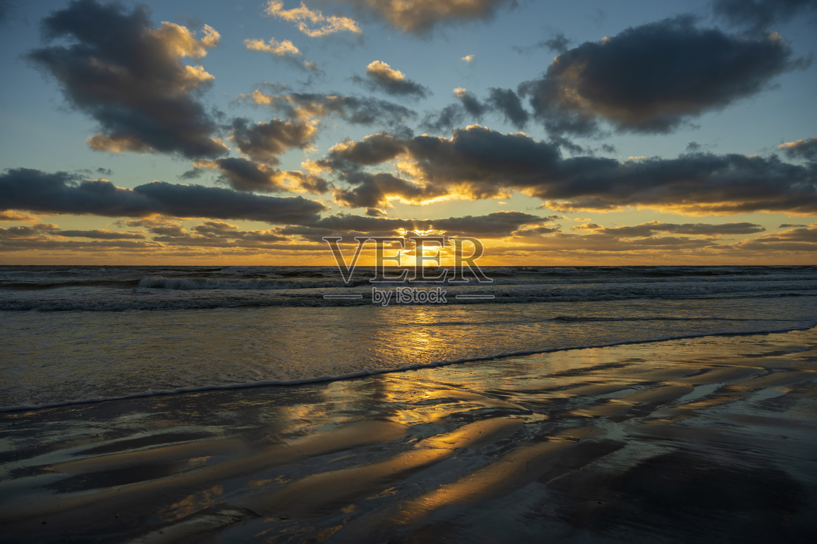 傍晚的景观，海水海浪粉碎沙滩在日落照片摄影图片