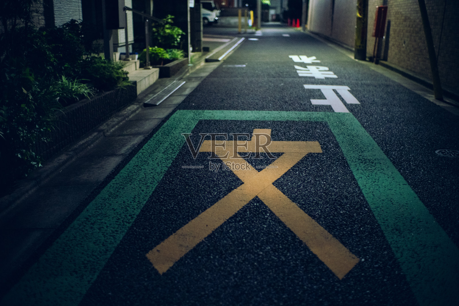 指示学校路线的日本路标。照片摄影图片