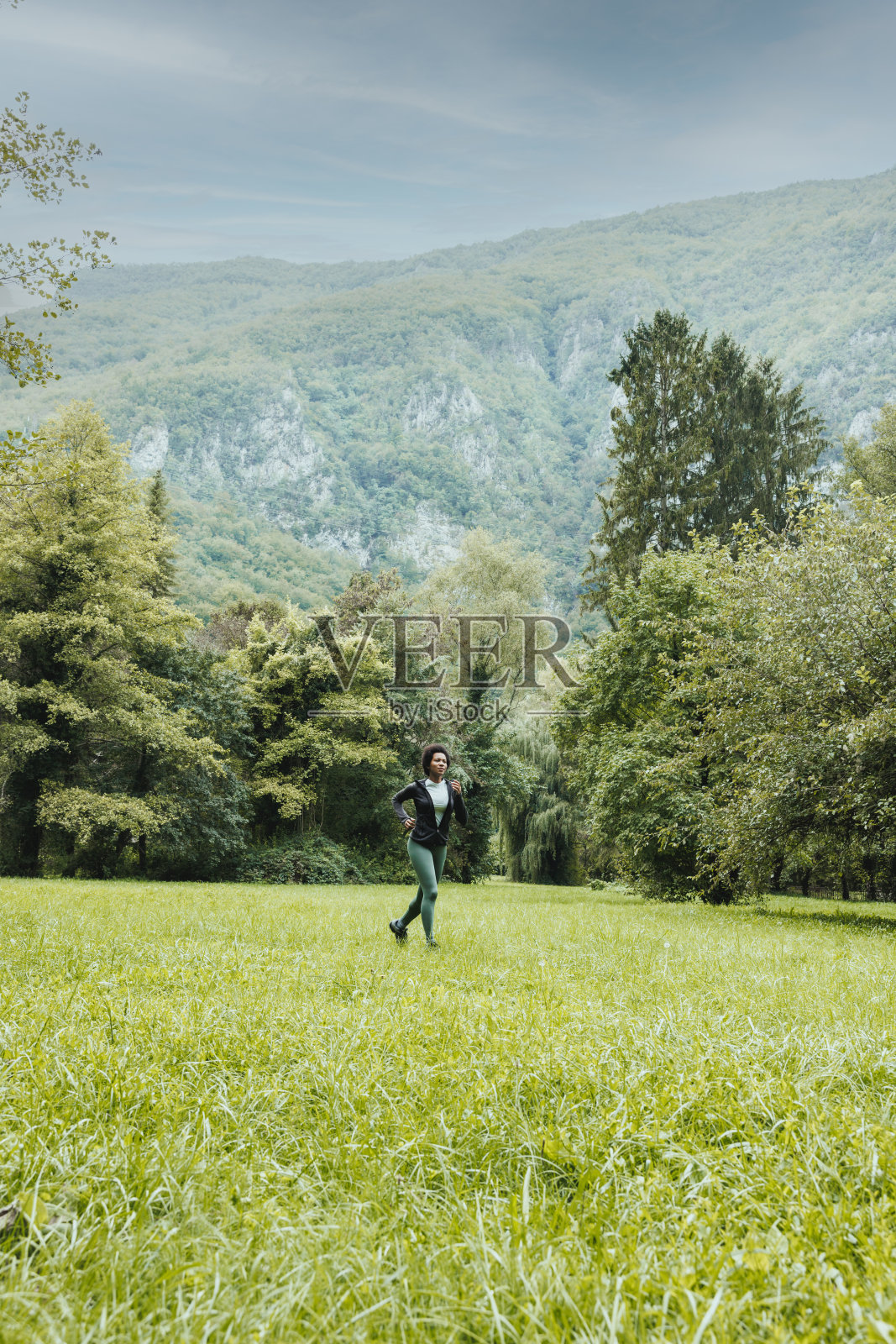 黑人妇女在大自然中慢跑照片摄影图片