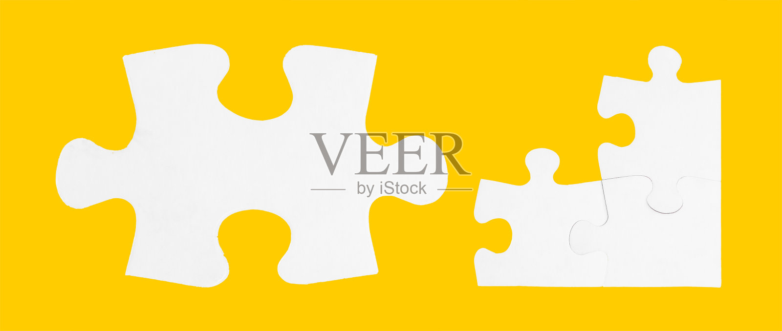 三个连接和一个不连接的拼图碎片孤立在黄色背景。照片摄影图片