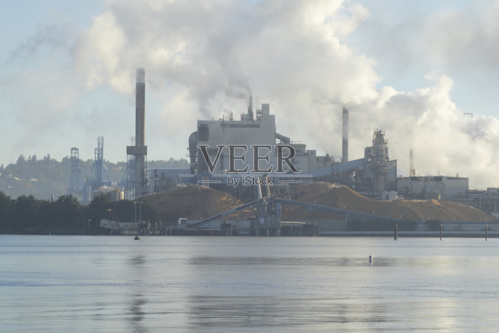 大型工业在水边工作照片摄影图片