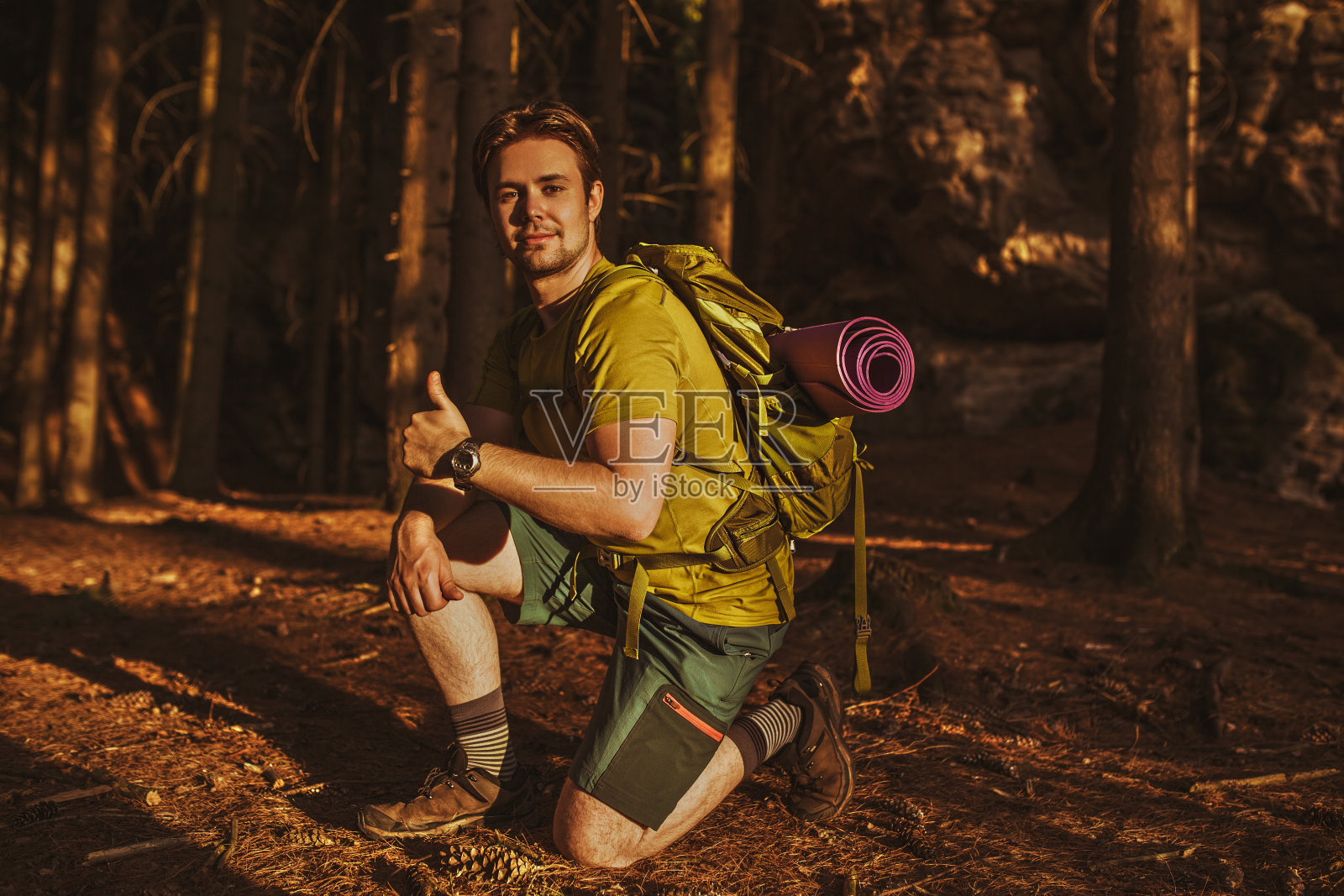 青年游客照片摄影图片