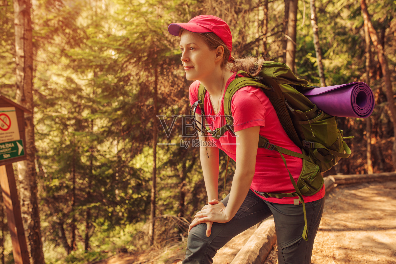 年轻女游客照片摄影图片