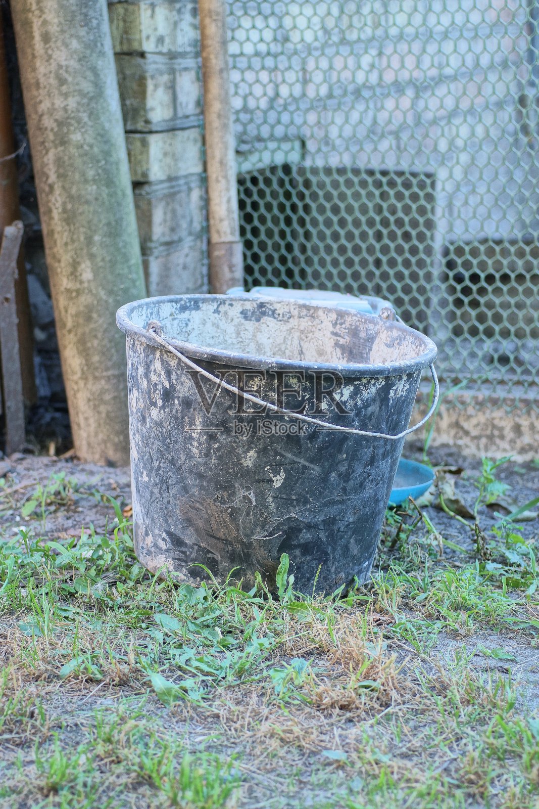 一个又脏又黑的大塑料桶照片摄影图片