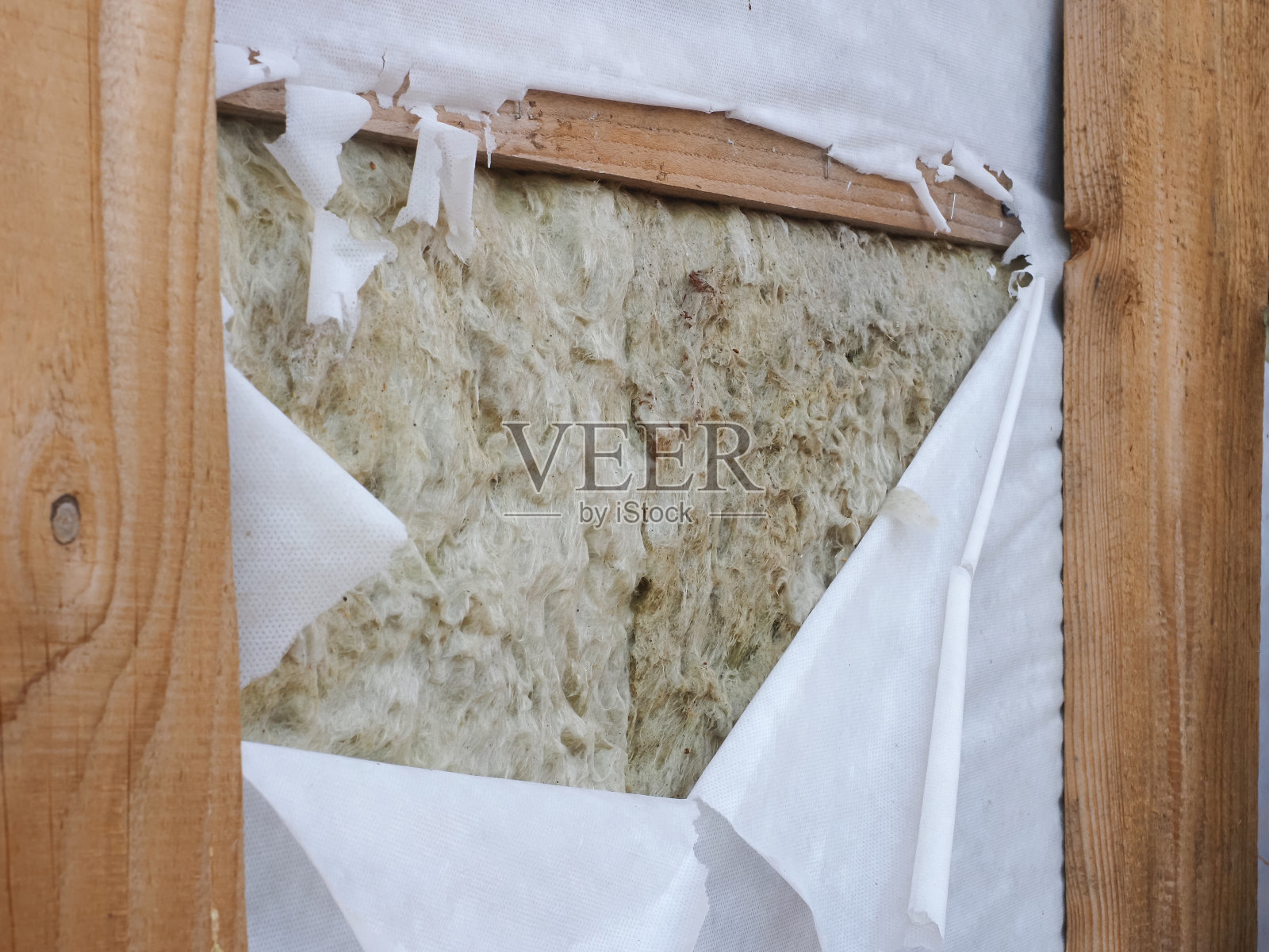 在建造木屋的过程中，蒸汽屏障被损坏照片摄影图片