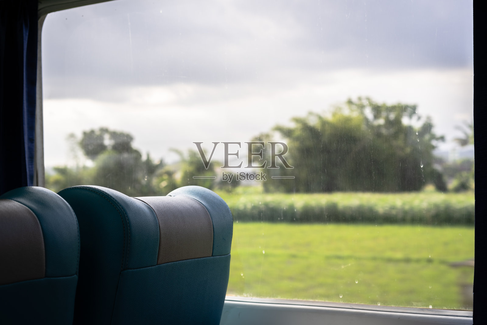 火车窗外的绿色风景照片摄影图片