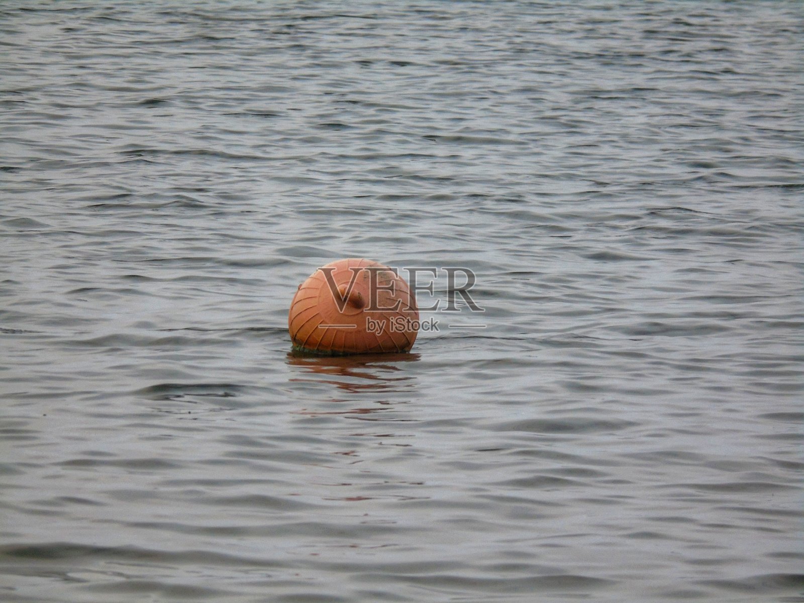 海中央的一个浮标的照片照片摄影图片