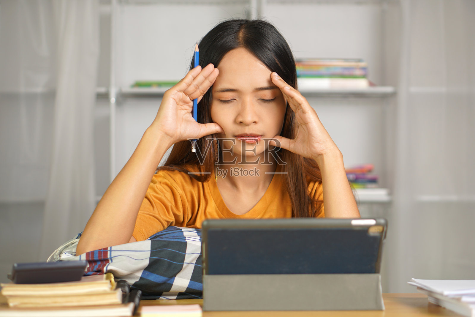 在家工作的亚洲女性厌倦了不能按时完成的文书工作照片摄影图片