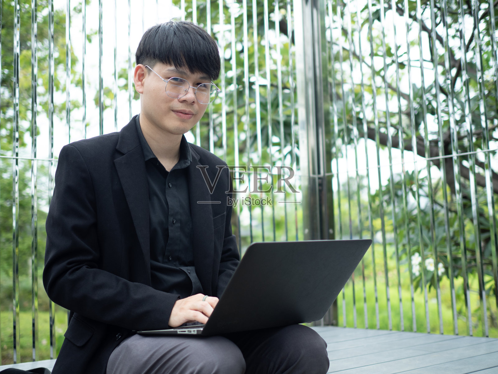 商人男人们黑色西装商场英俊戴眼镜玩工作工作职业事业笔记本电脑平板技术看相机复印空间家绿色环境专业照片摄影图片