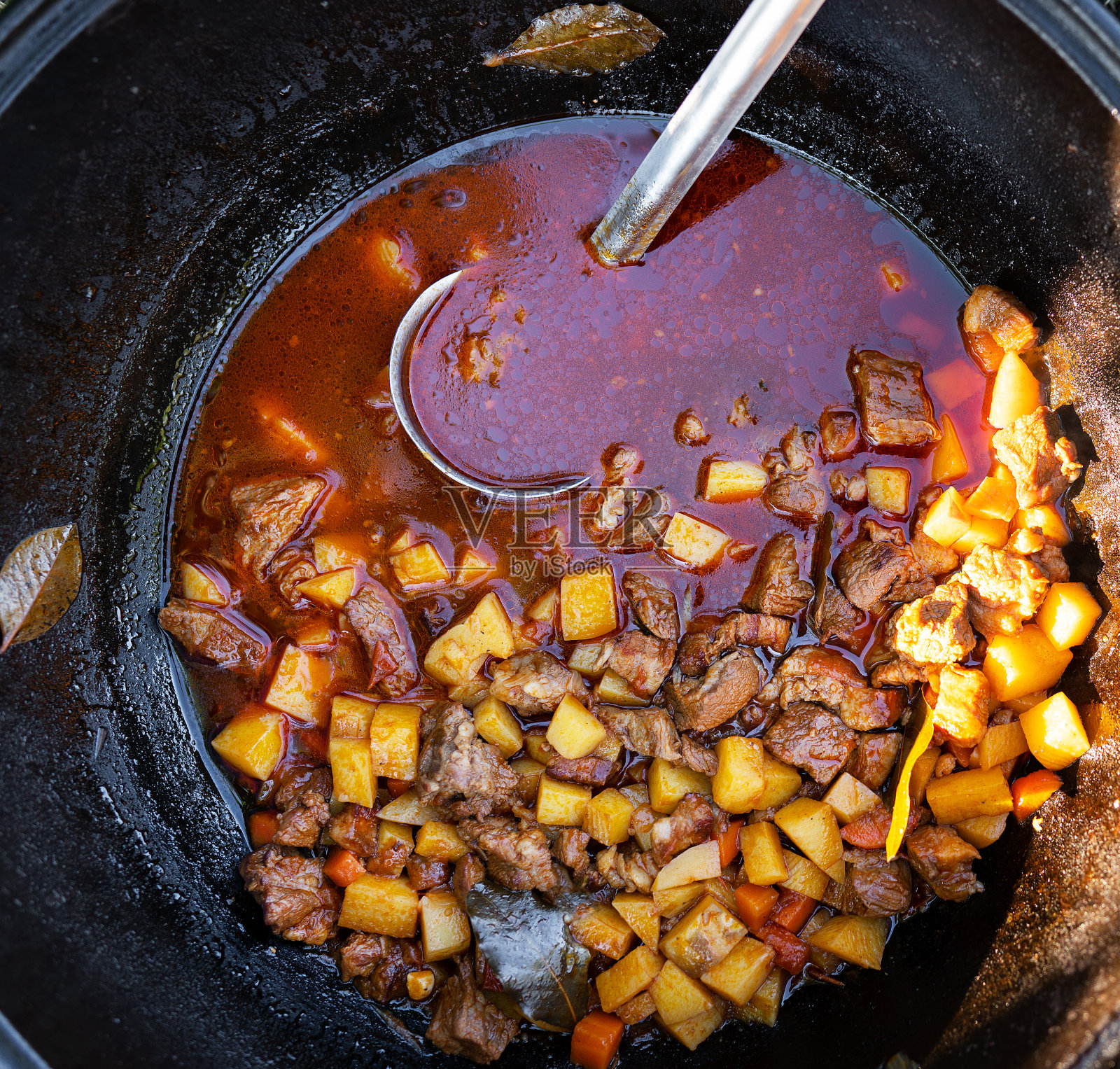 罗宋汤，甜菜和肉的浓辣汤。节日里的街头小吃。乌克兰的罗宋汤。联合国教科文组织。照片摄影图片
