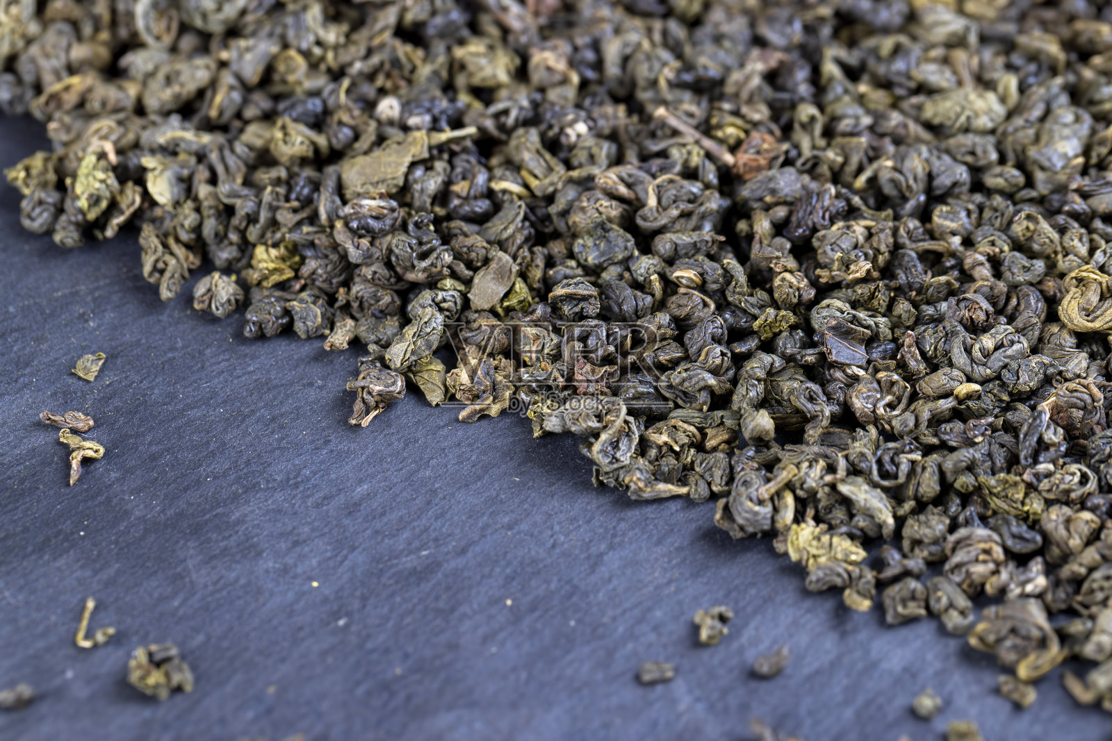 准备制作绿茶，干燥的优质茶叶照片摄影图片