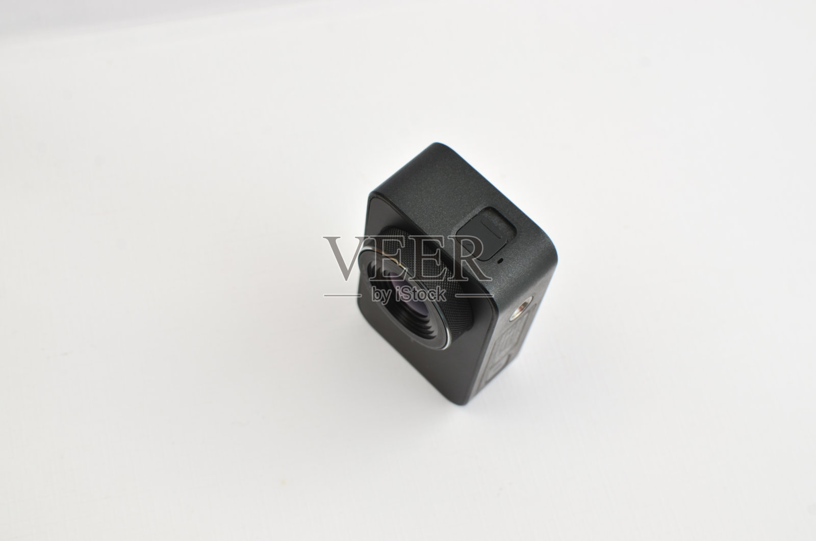 通过这台黑色4K运动相机的镜头探索世界，它战略性地放在桌子上。照片摄影图片