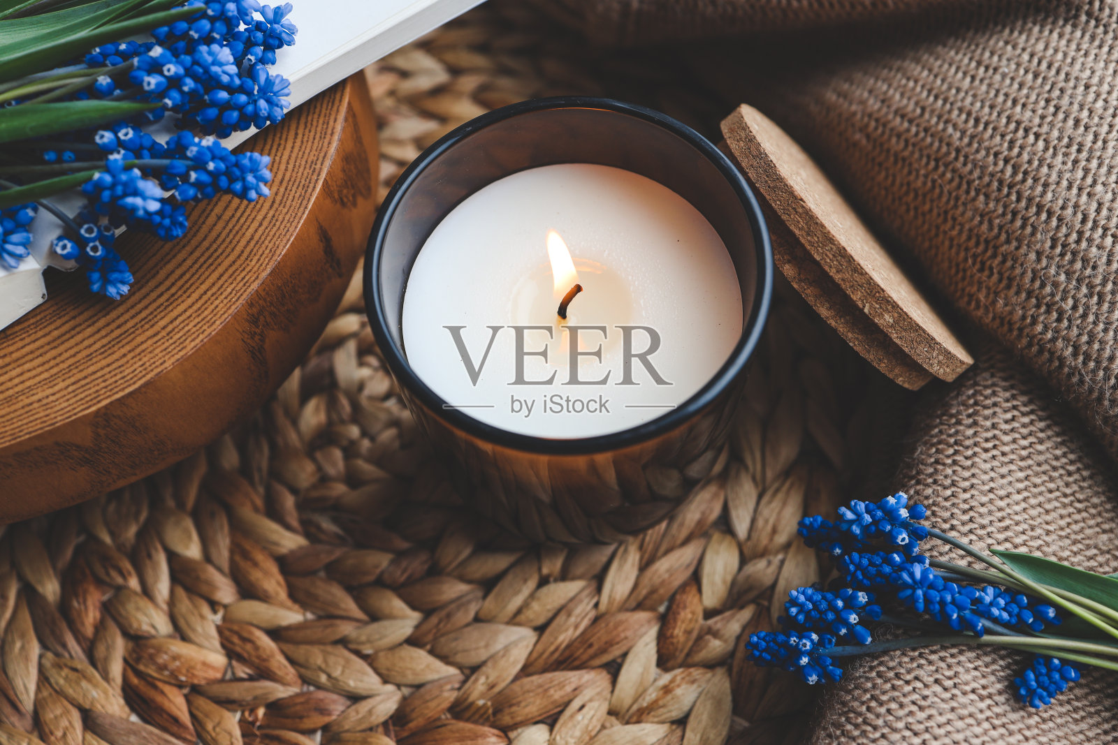 蜡烛和鲜花在家庭大气室内照片摄影图片