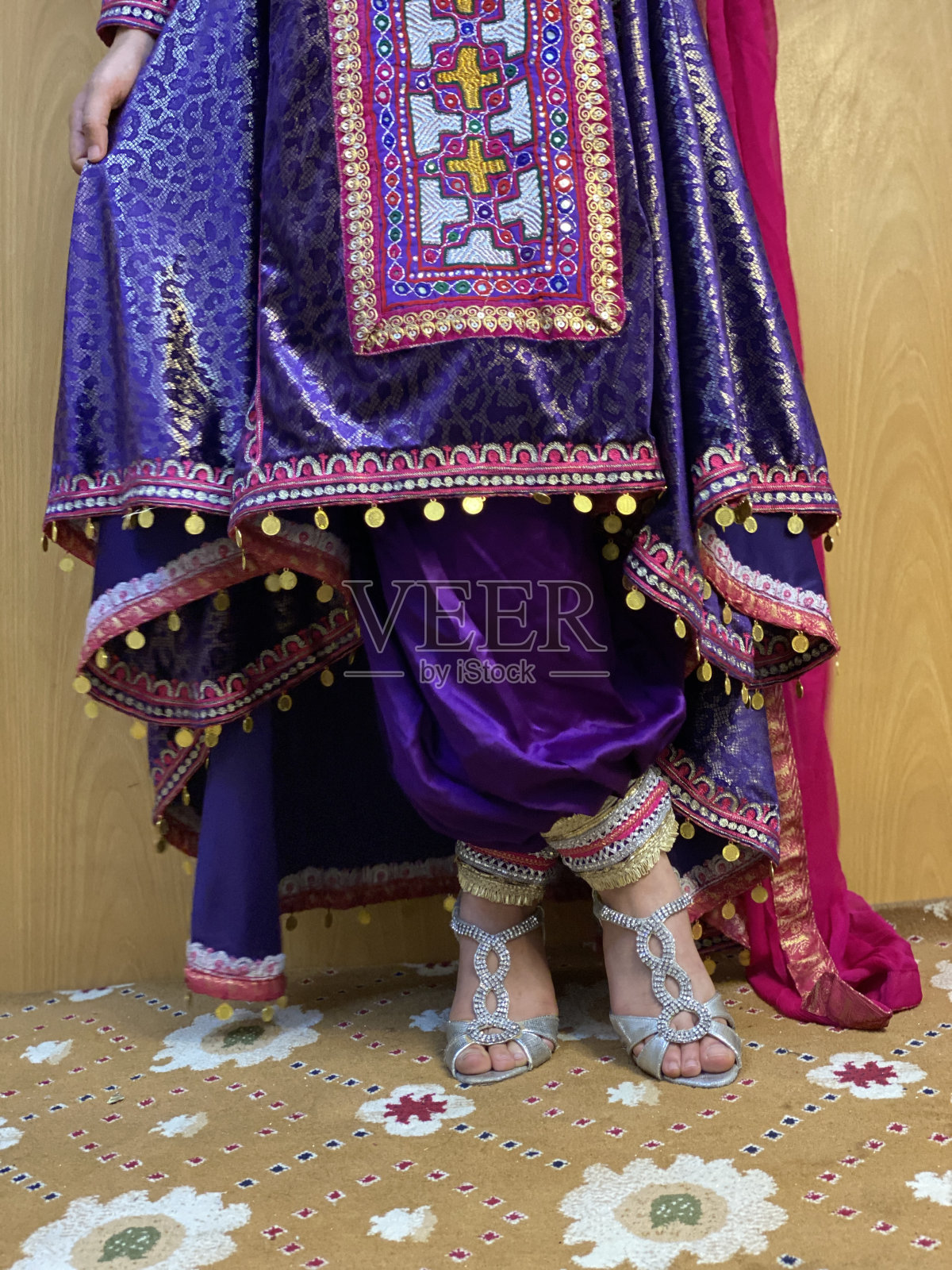 传统连衣裙-时尚凉鞋照片摄影图片