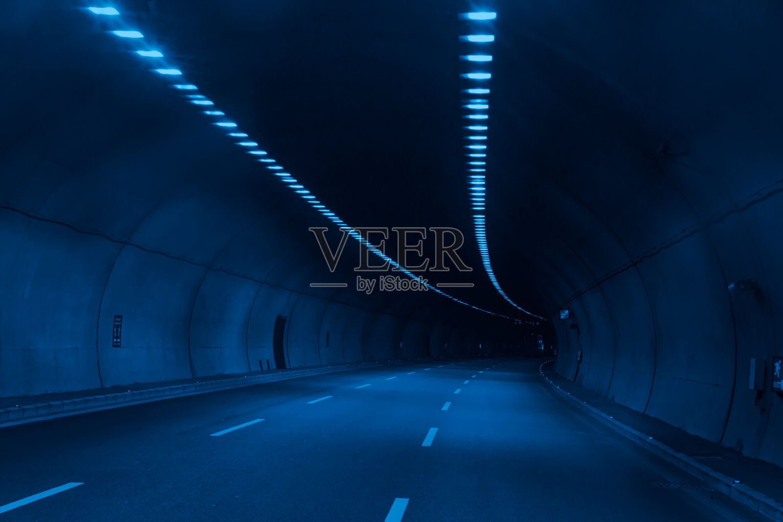 高速公路隧道采用夜光安全灯照片摄影图片