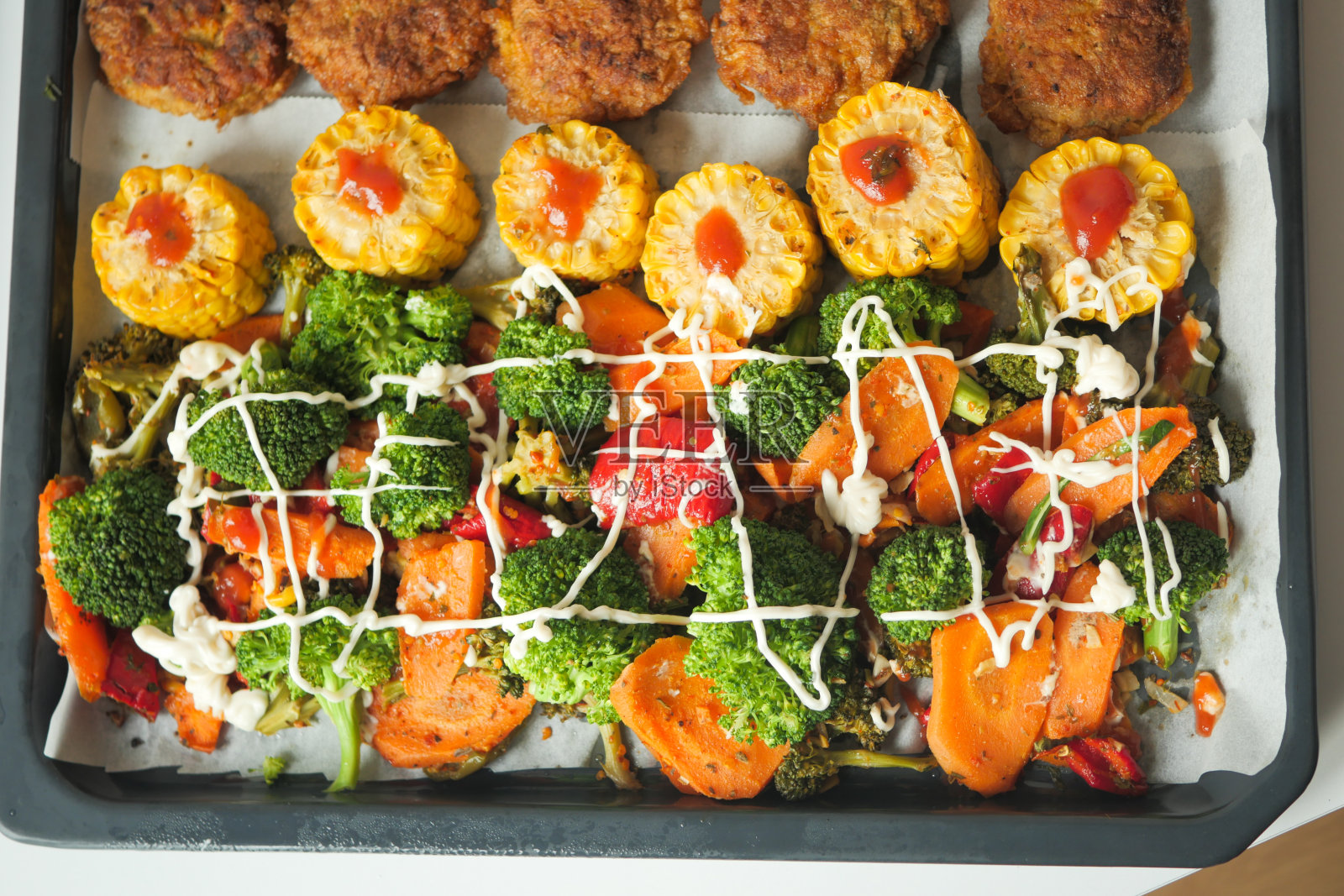 在白色的烤纸上用香草烤玉米穗照片摄影图片