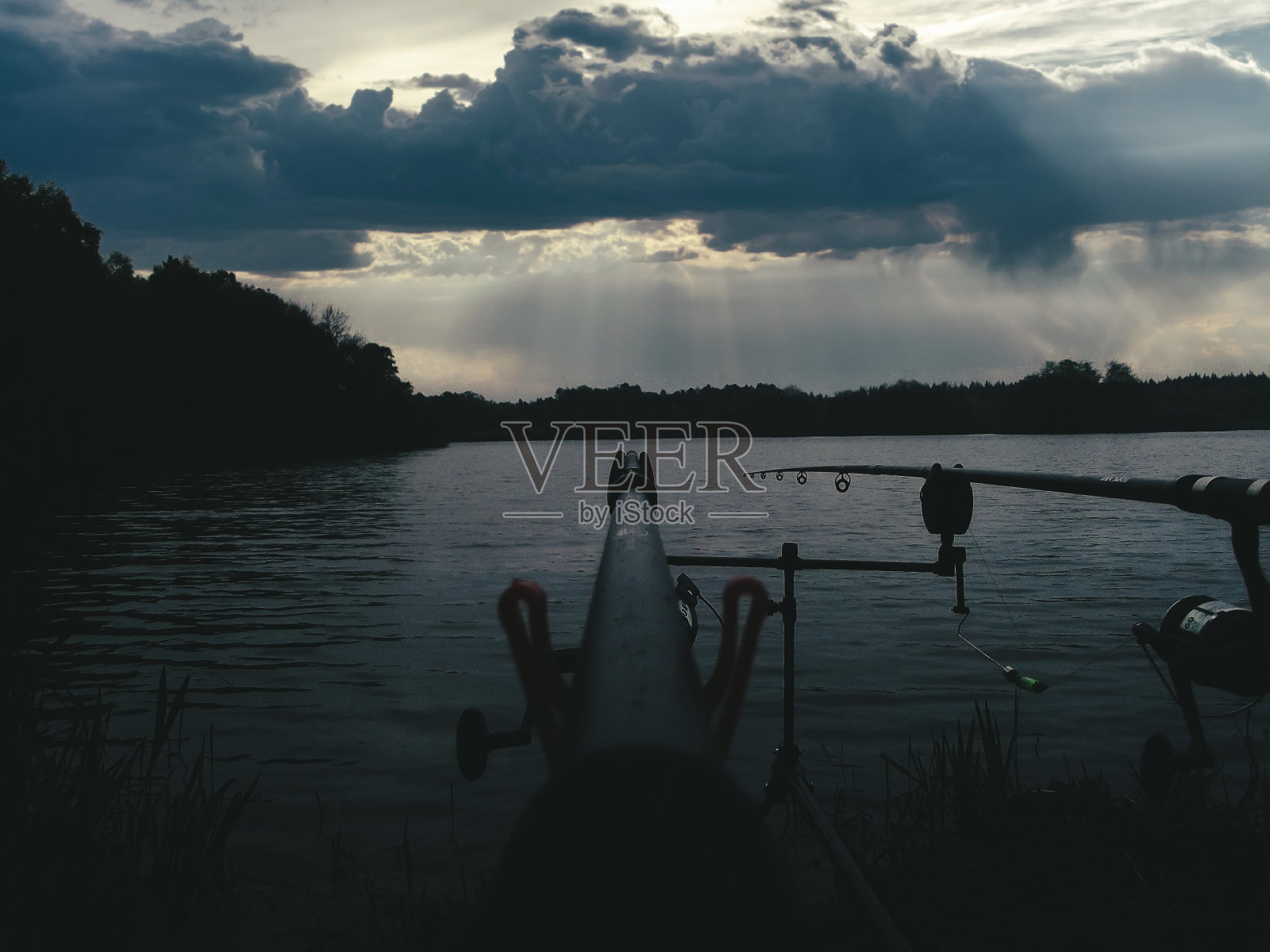 阴天钓鱼照片摄影图片