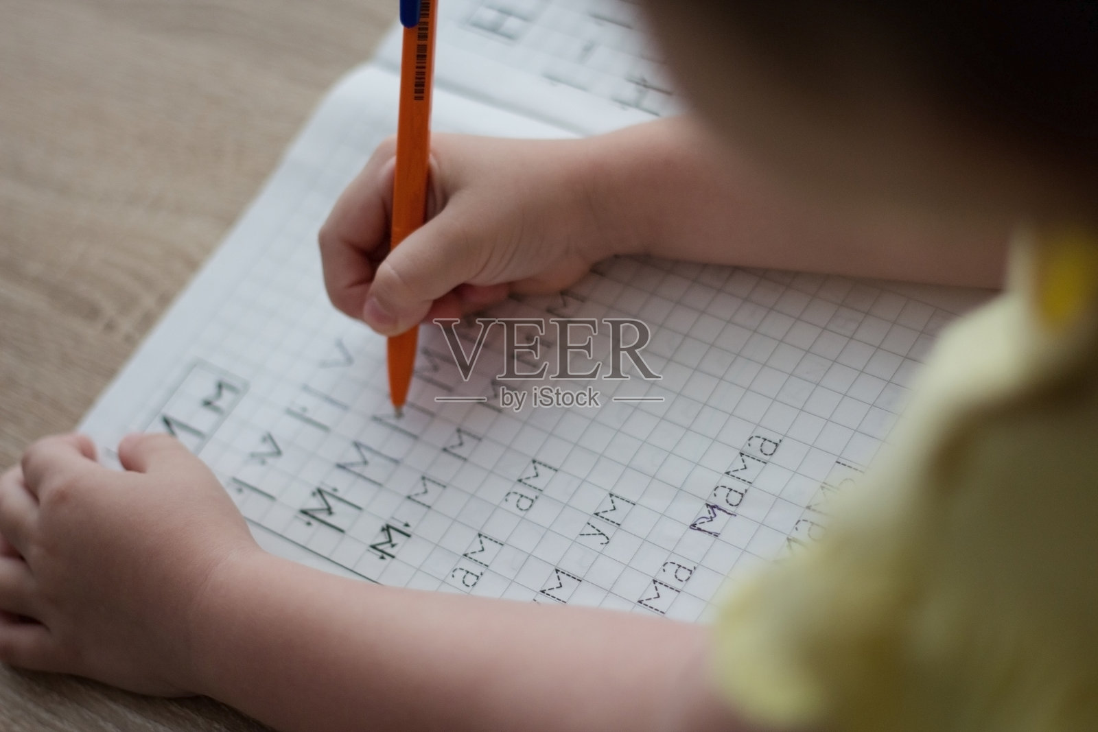 孩子学习在抄写本上写字照片摄影图片