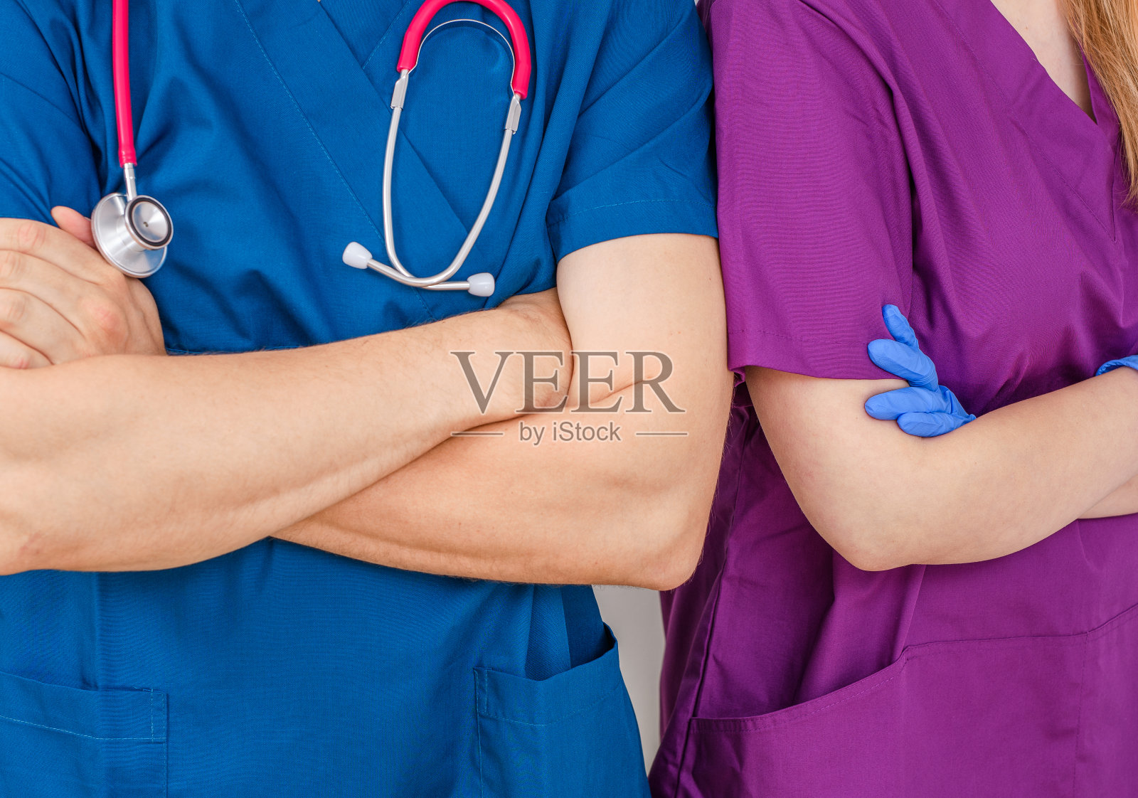 医生在医院里，两人亲密接触照片摄影图片