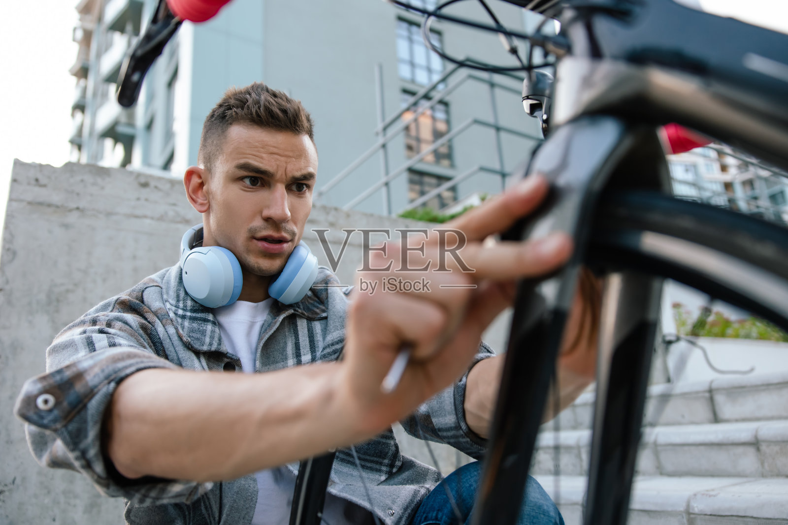 修理自行车的年轻人看起来很专注照片摄影图片