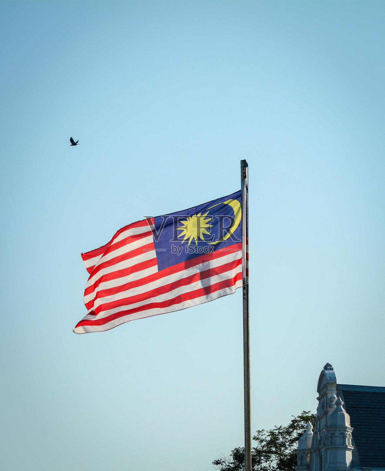 马来西亚国旗在蓝天上飘扬照片摄影图片