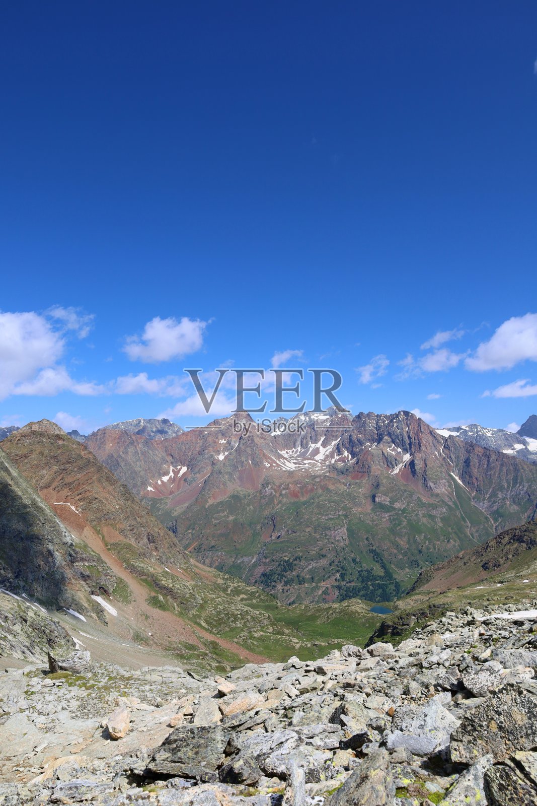 意大利圣巴泰勒米山谷，从奥斯塔山谷到卢塞尼湖的徒步小径上的山景照片摄影图片