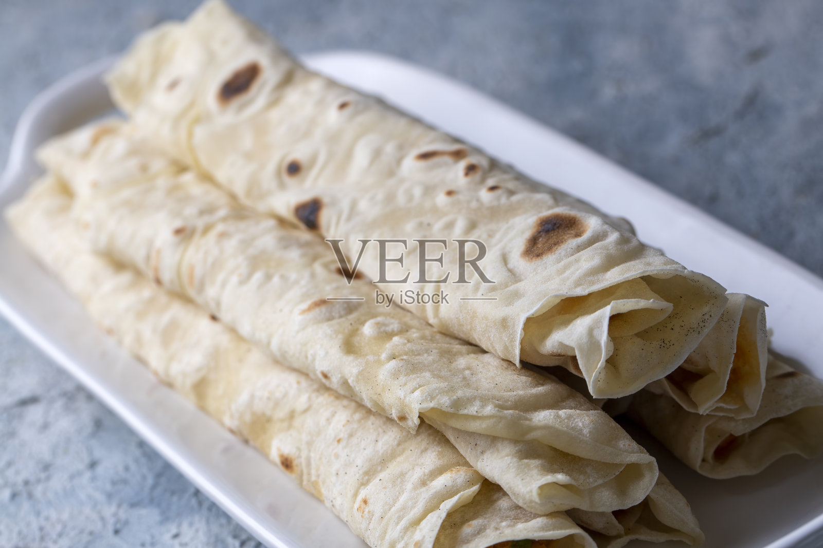 传统的当地土耳其食品：奶酪糕点卷照片摄影图片