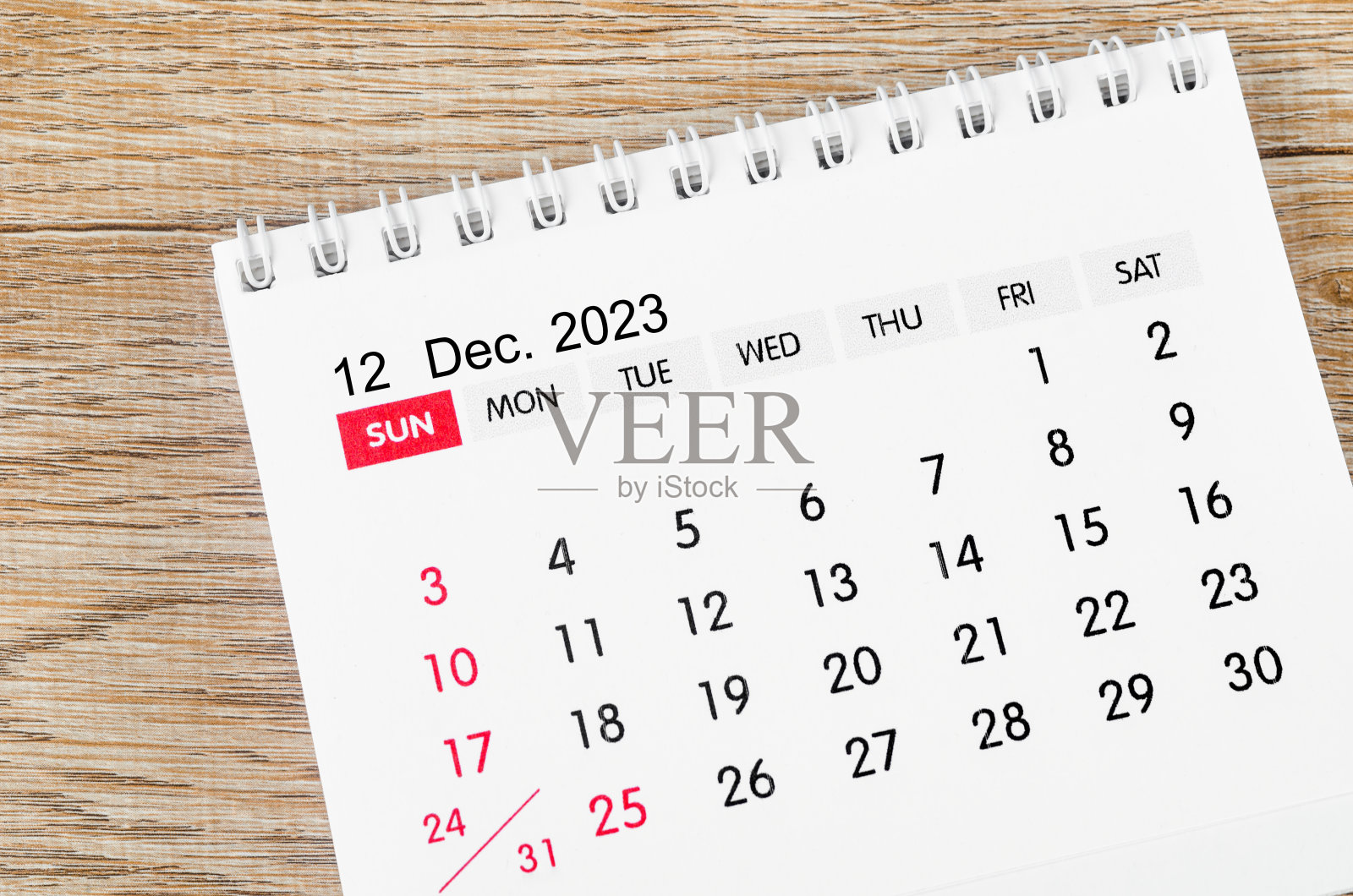 2023年12月的木制背景台历。照片摄影图片