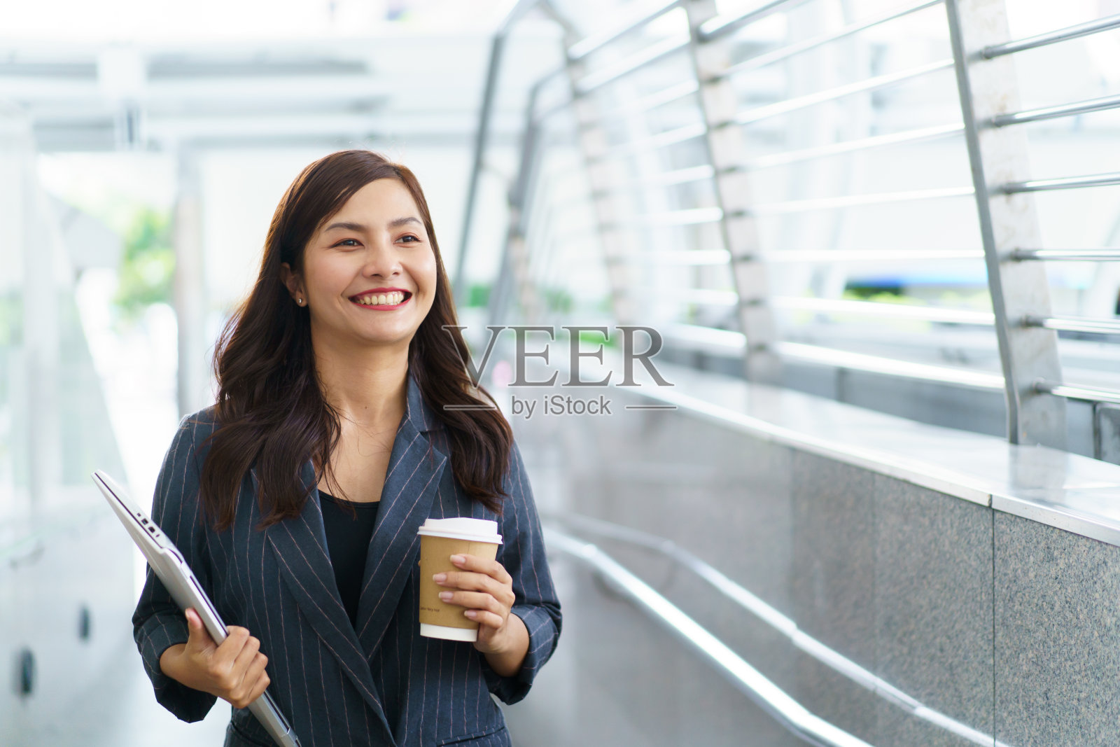 城里的女商人。照片摄影图片
