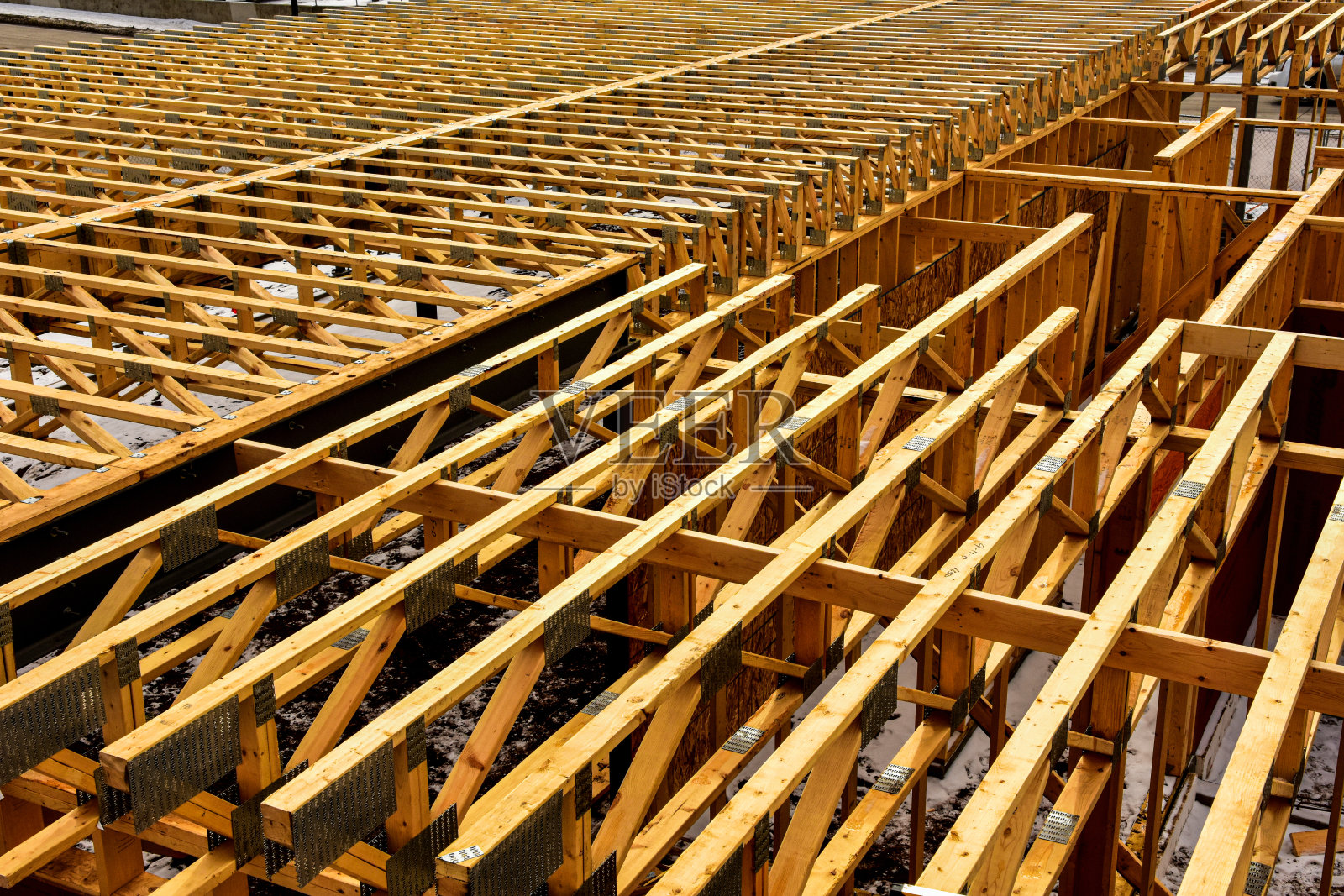 一楼和二楼之间的木框架地板托梁。照片摄影图片