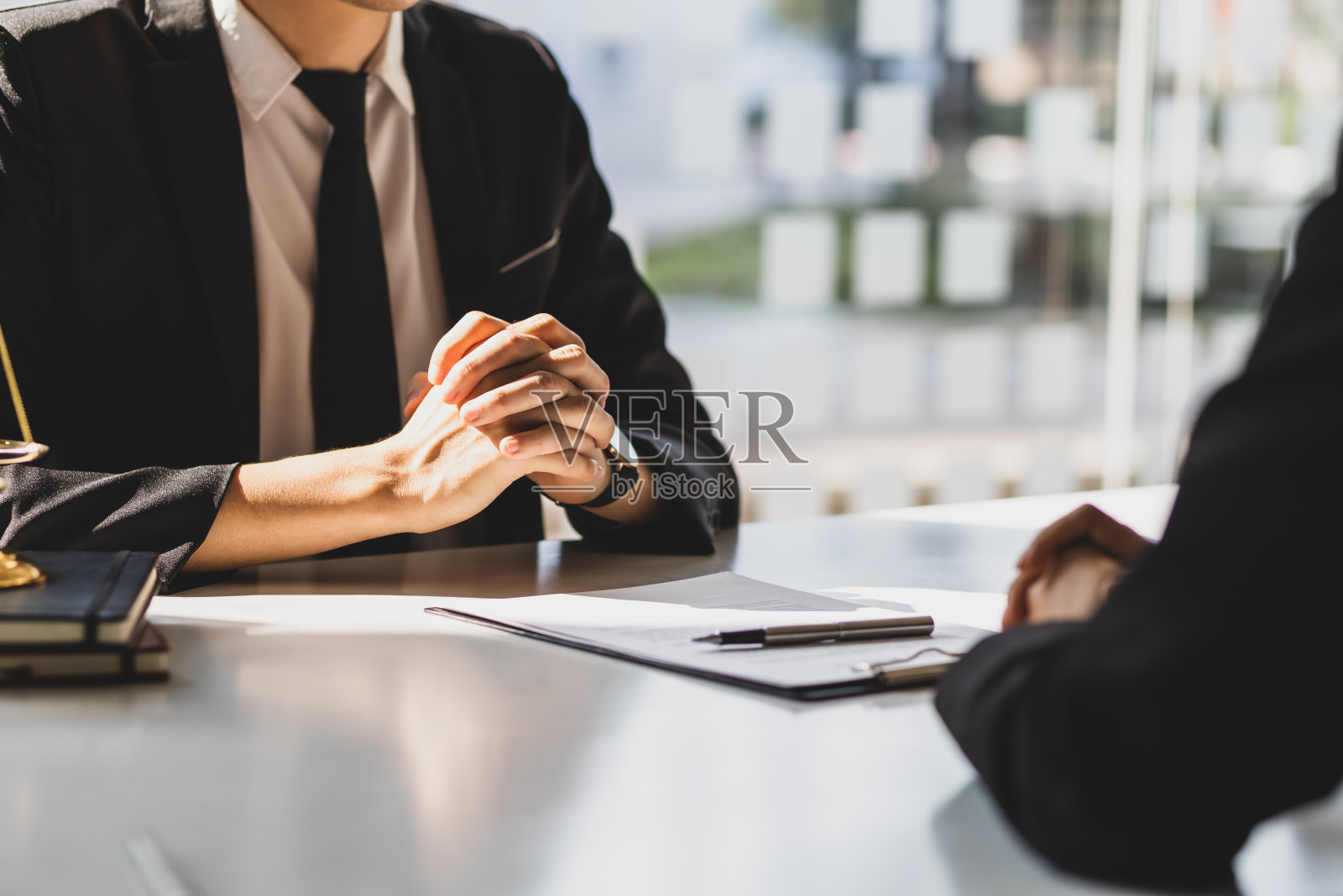 律师正在解释法律合同文件的条款，并要求客户正确签署。法律顾问和法律诉讼咨询服务。照片摄影图片