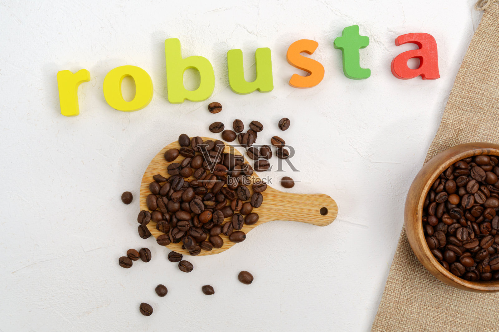 黑咖啡在豆罗布斯塔种子，风味香气咖啡馆，天然咖啡店照片摄影图片