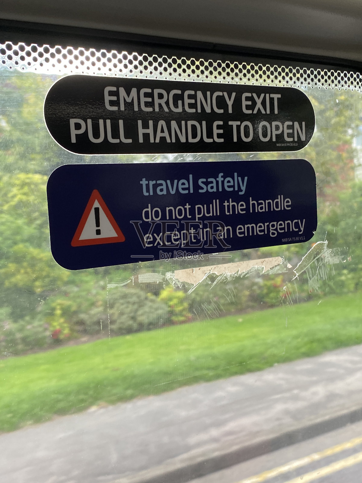 公共交通工具上的安全标志照片摄影图片