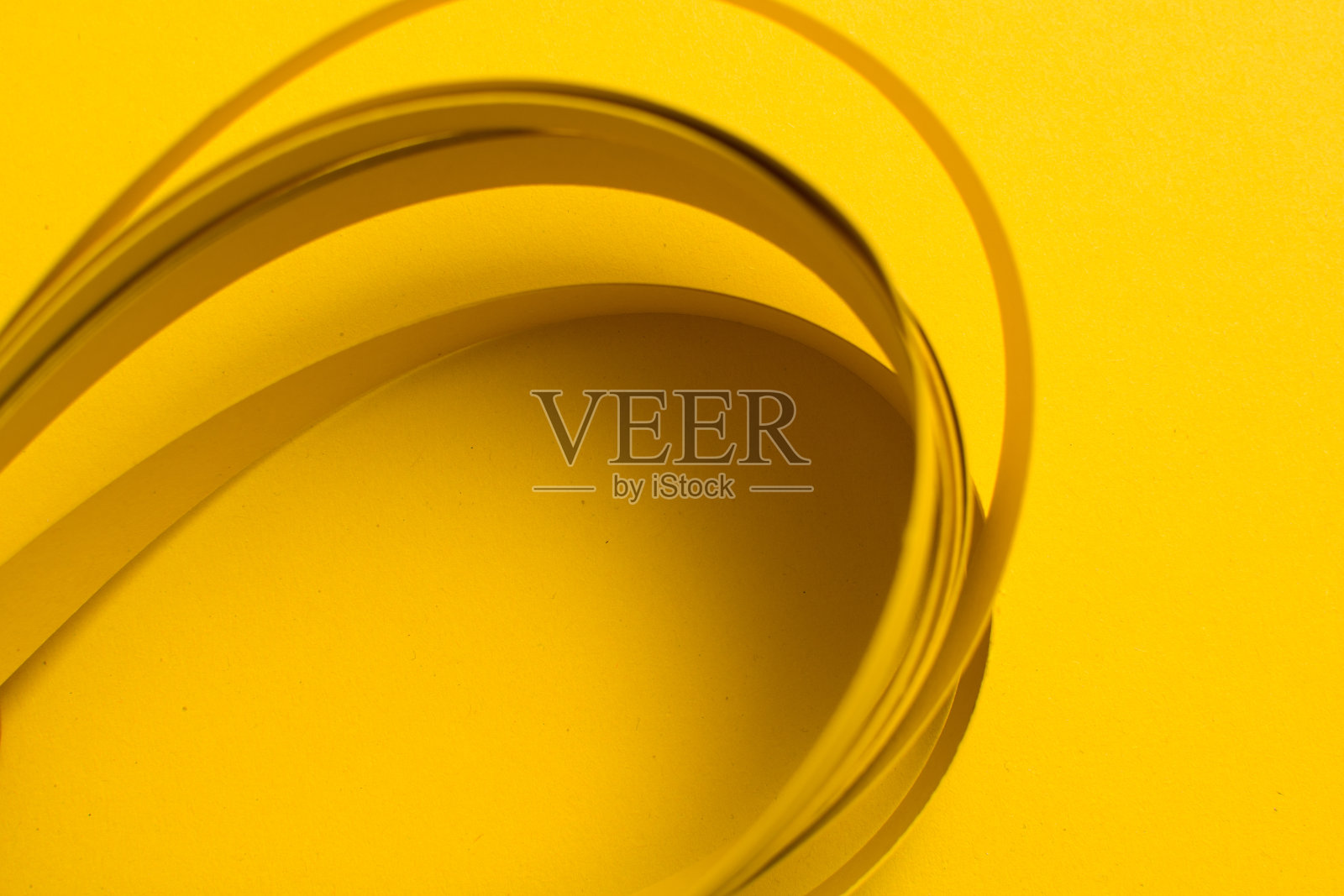 抽象的黄色背景与弯曲的黄色条纹照片摄影图片