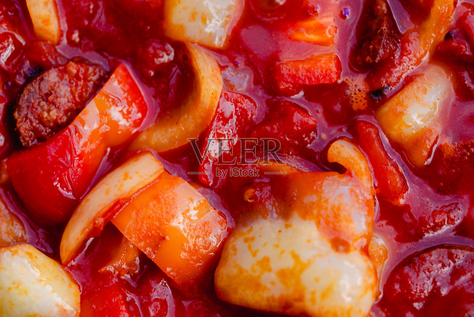 Letcho，一种受欢迎的匈牙利食物。Lecso。生菜配红辣椒和番茄。照片摄影图片