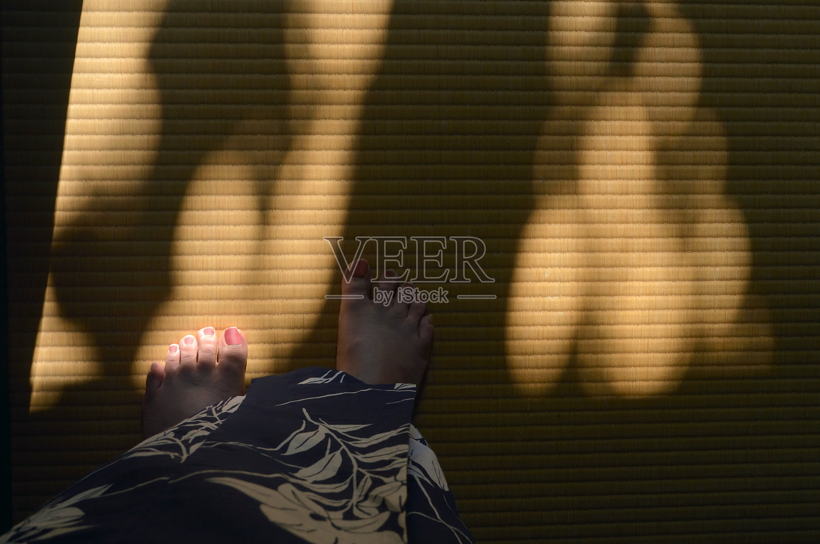 身着浴衣的女子躺在榻榻米上/上角照片摄影图片