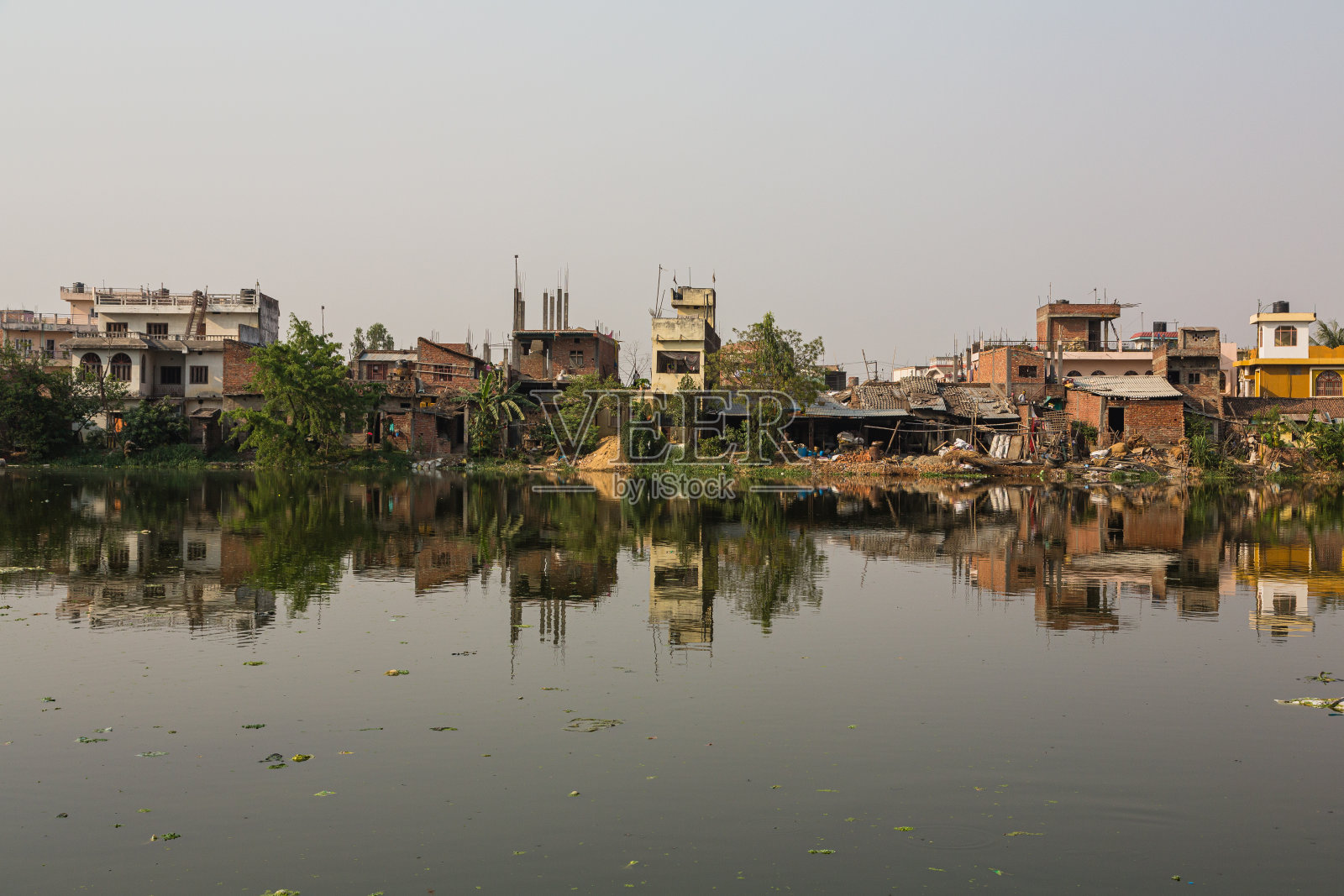 贾纳克普尔郊区的城镇景观和大池塘，这是尼泊尔印度教的圣地照片摄影图片