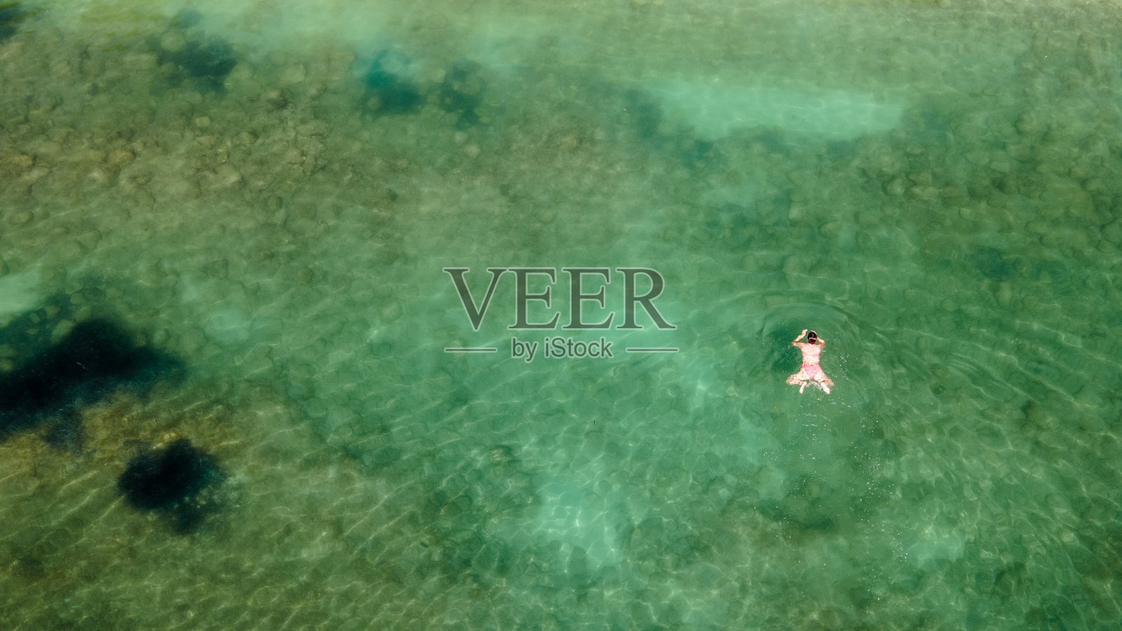 漂浮在加勒比海水面上的女人照片摄影图片