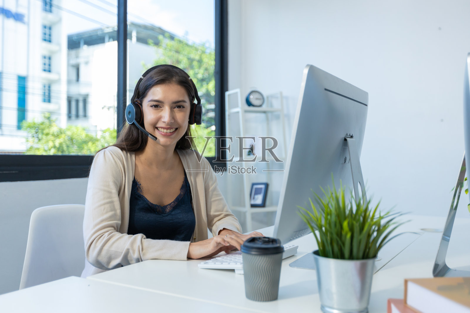专业的团队合作的商业人士，女人和男人把他们的手和握住协作在一起的团队合作照片摄影图片