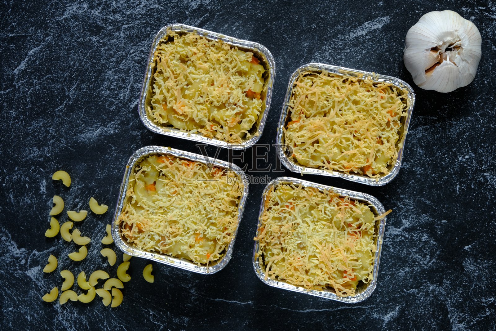 通心粉schotel(有时也被称为通心粉schaal)是一种印尼通心粉砂锅菜，由意大利面、奶酪、牛奶、黄油、肉、香肠、金枪鱼、鸡蛋、洋葱、蘑菇和土豆制成。这道菜起源于欧洲照片摄影图片