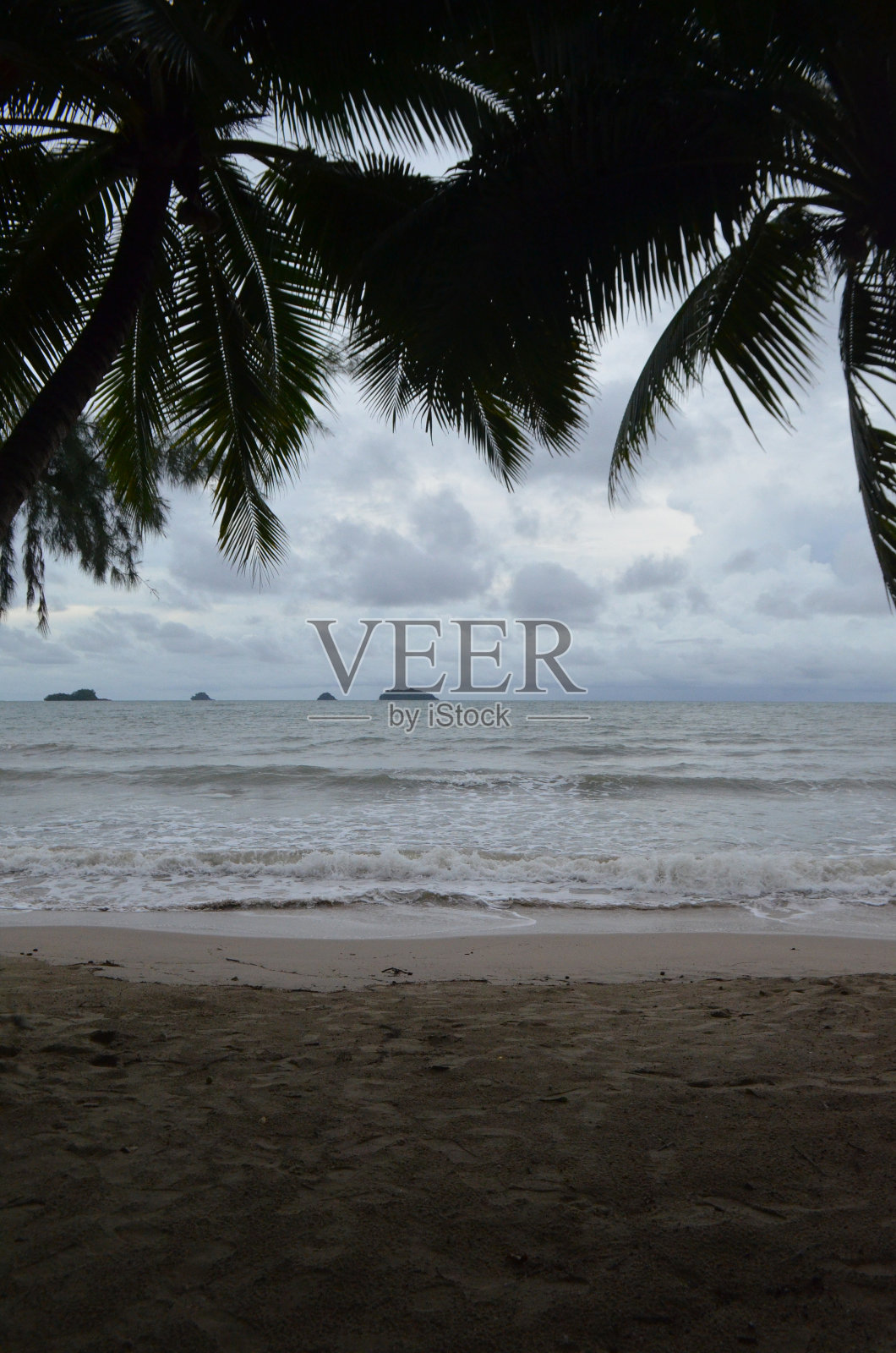 阴沉的午后，淡淡的大海照片摄影图片