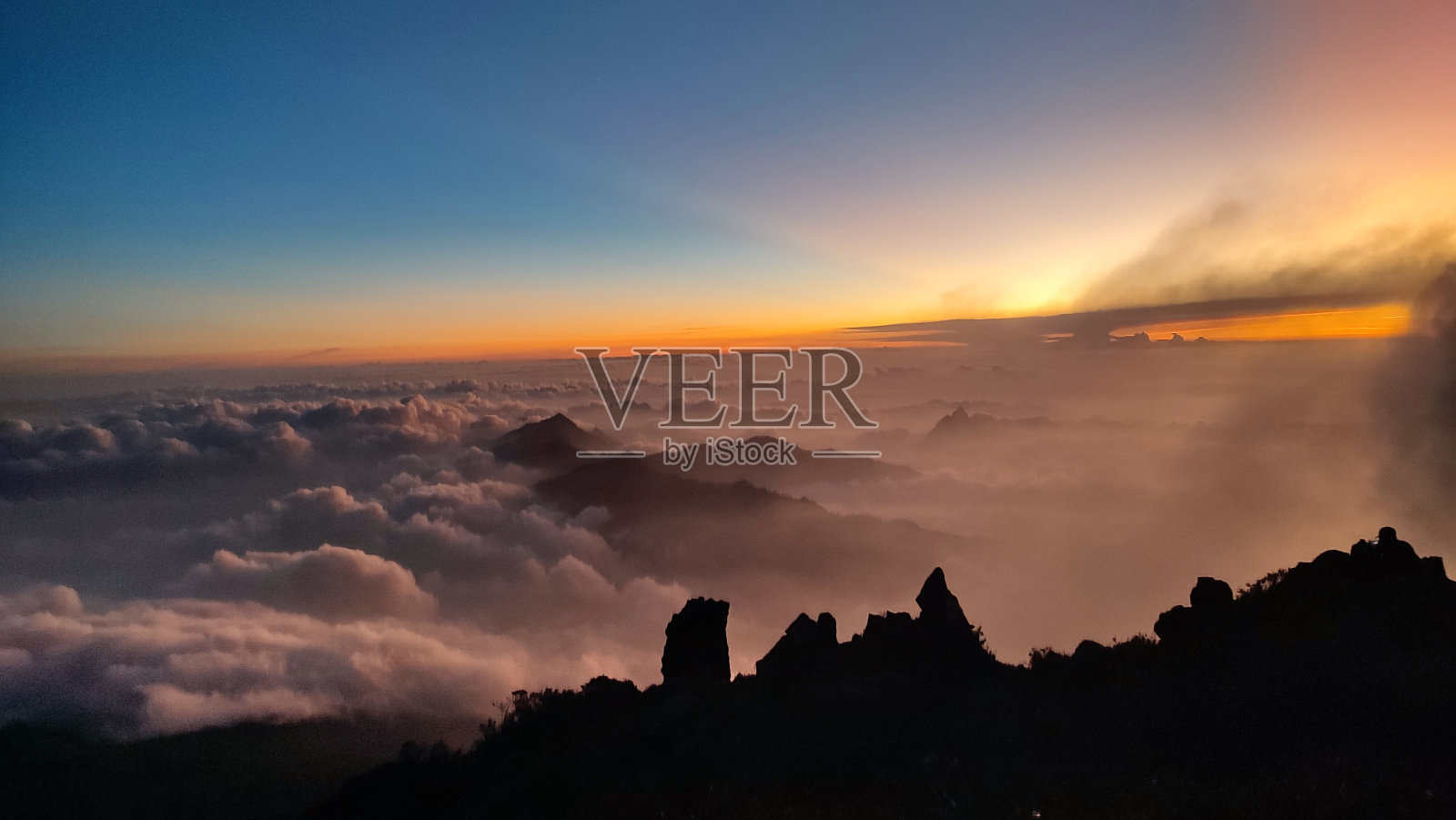 落日笼罩着橙色的云彩。照片摄影图片