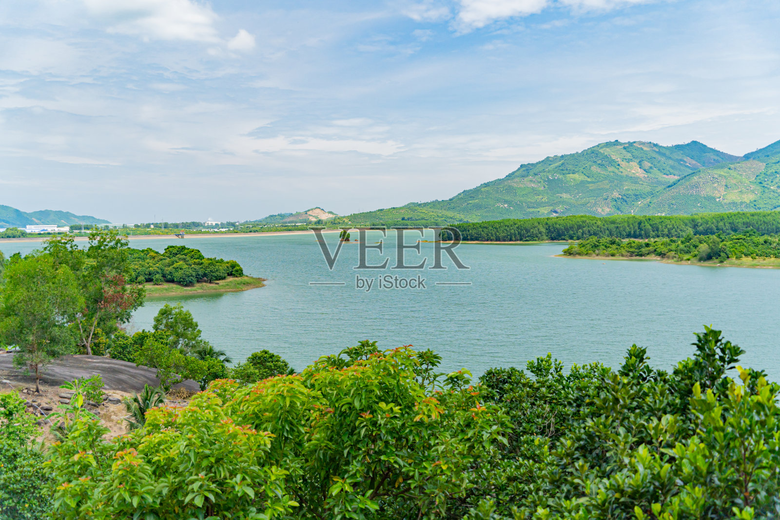 人工湖。照片摄影图片