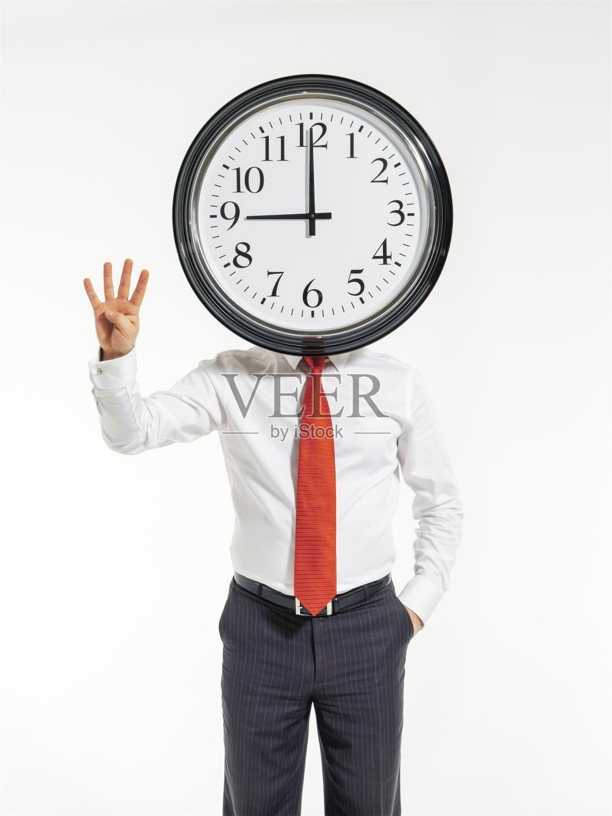 商人把钟举在头上。照片摄影图片