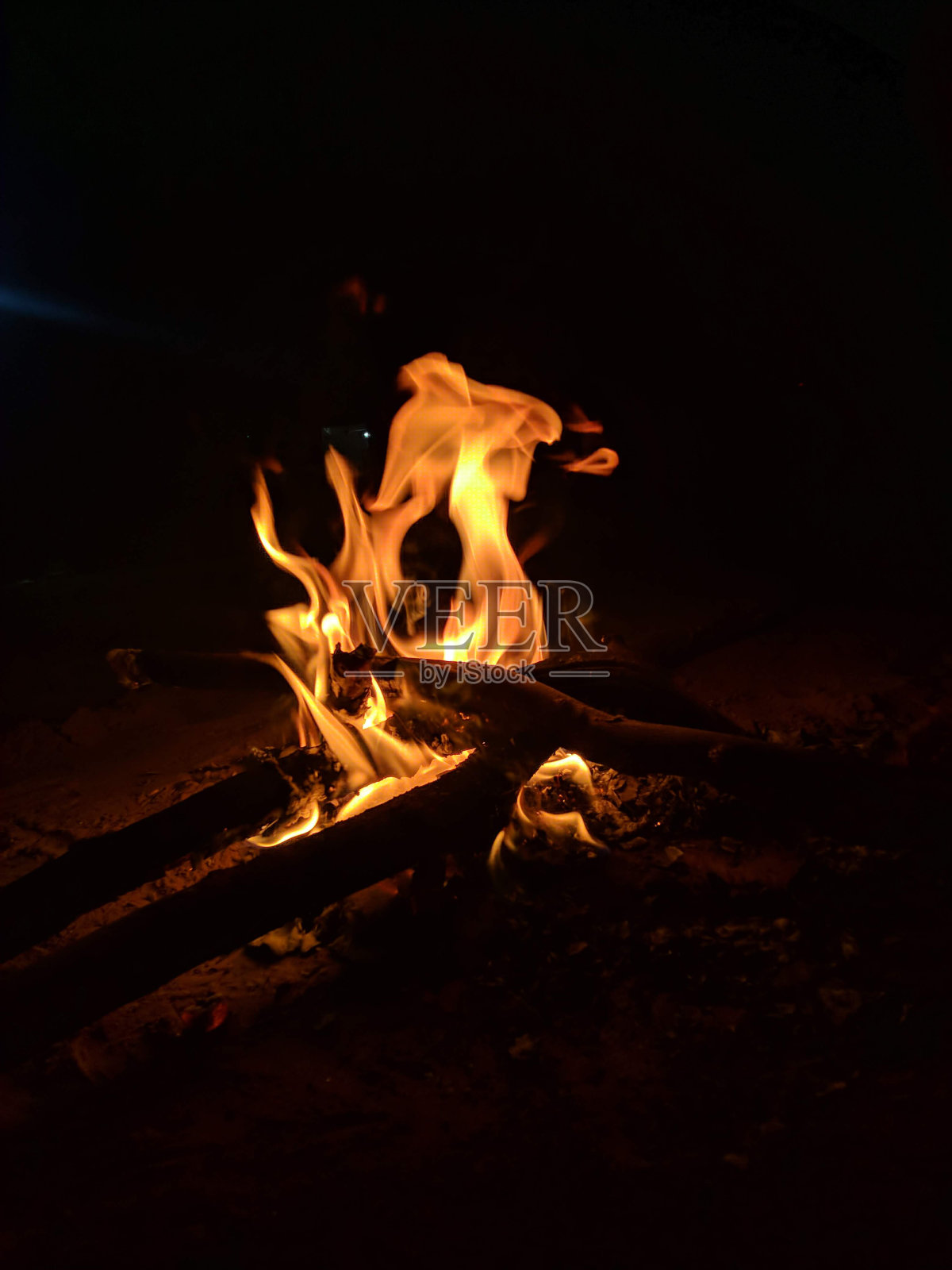 火焰摄影。篝火摄影在晚上照片摄影图片